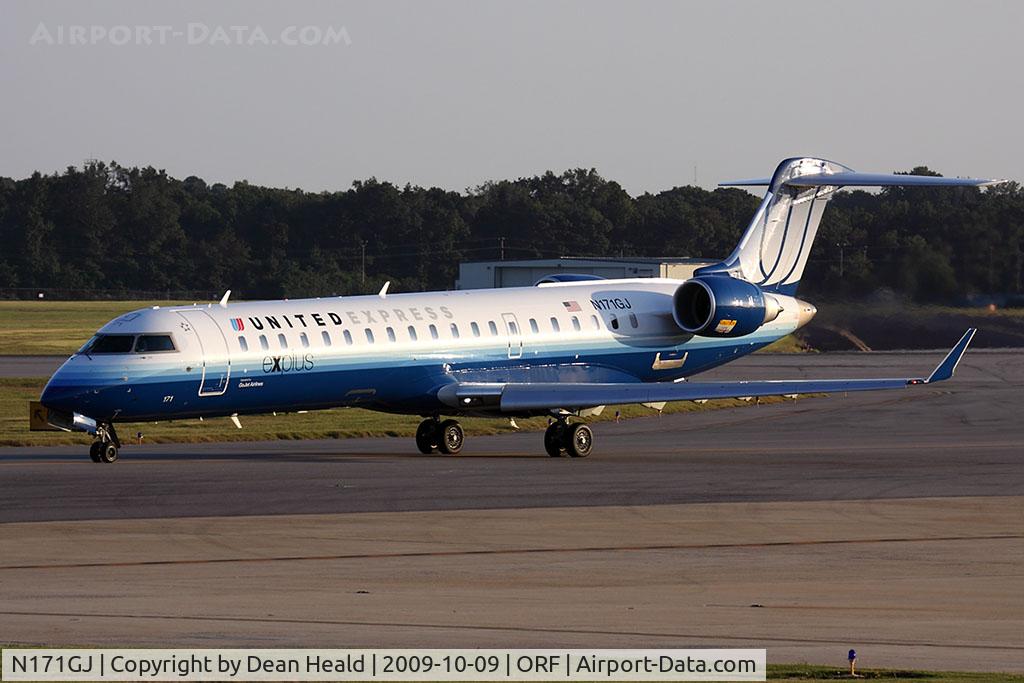 N171GJ, Bombardier CRJ-702ER NG (CL-600-2C10) Regional Jet C/N 10282, United Express (GoJet Airlines) N171GJ (FLT GJS7410) taxiing to RWY 23 for departure to Washington Dulles Int'l (KIAD).