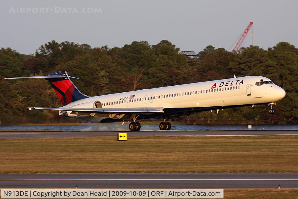 N913DE, 1993 McDonnell Douglas MD-88 C/N 49956, Delta AirLines N913DE (FLT DAL1238) from Hartsfield-Jackson Atlanta Int'l (KATL) landing on RWY 23 in nice evening light.
