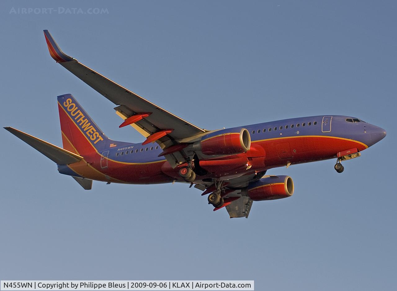 N455WN, 2004 Boeing 737-7H4 C/N 32462, Short final rwy 24R by very low sun (late afternoon)