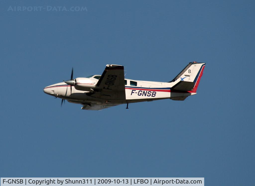 F-GNSB, Beech 58 Baron C/N TH-1702, On take off...