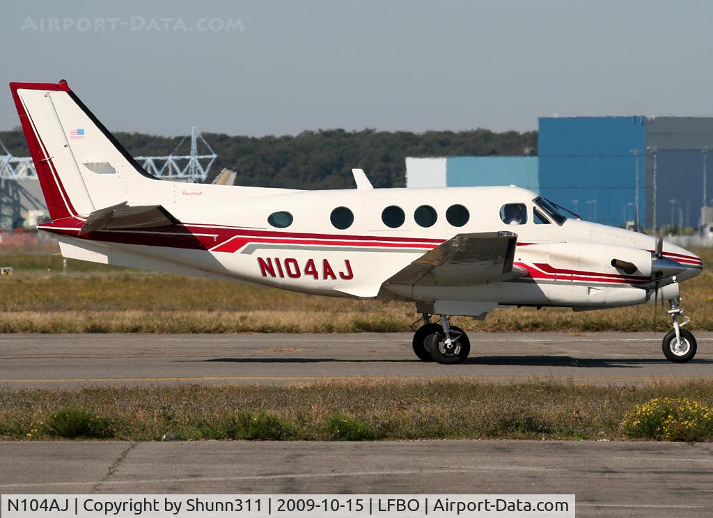 N104AJ, 1988 Beech C90A King Air C/N LJ-1164, Taxiing to his parking...