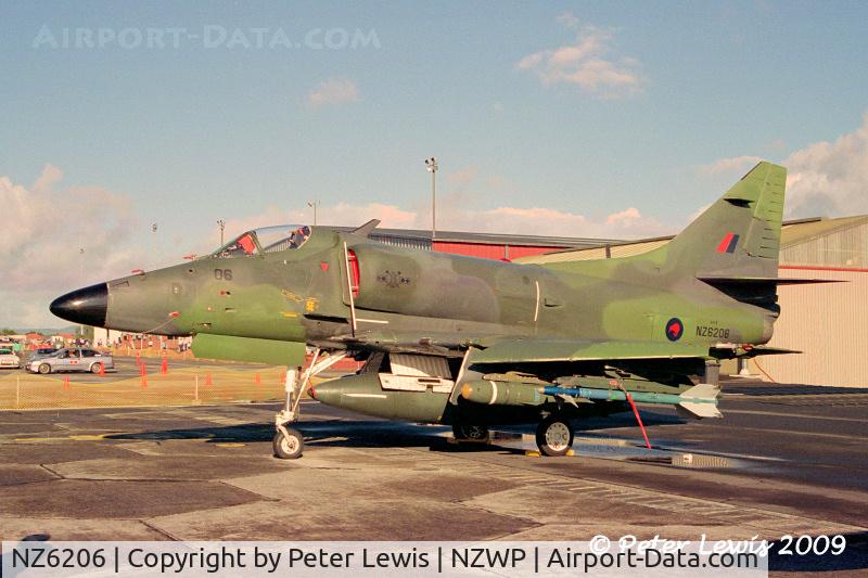 NZ6206, 1970 McDonnell Douglas A-4K Skyhawk C/N 14089, 75 Squadron, based at Ohakea, 1994