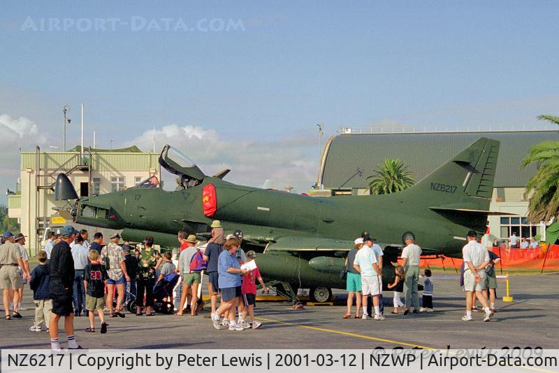 NZ6217, Douglas A-4K Skyhawk C/N 13879, 75 Squadron based at Ohakea, static at a public open day