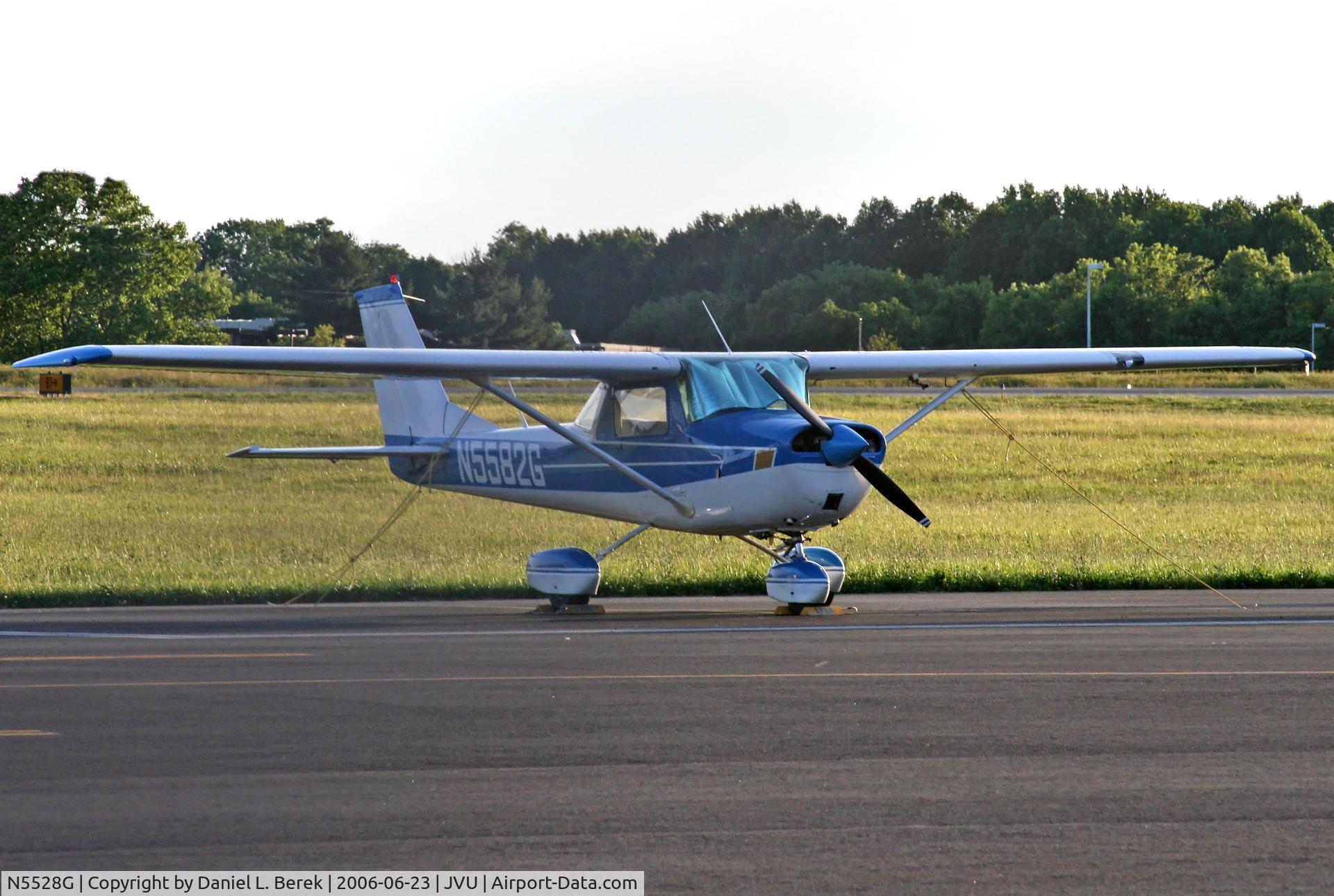 N5528G, 1969 Cessna 150J C/N 15071028, A fine-looking 1969-vintage C-150 looks out into the setting sun.
