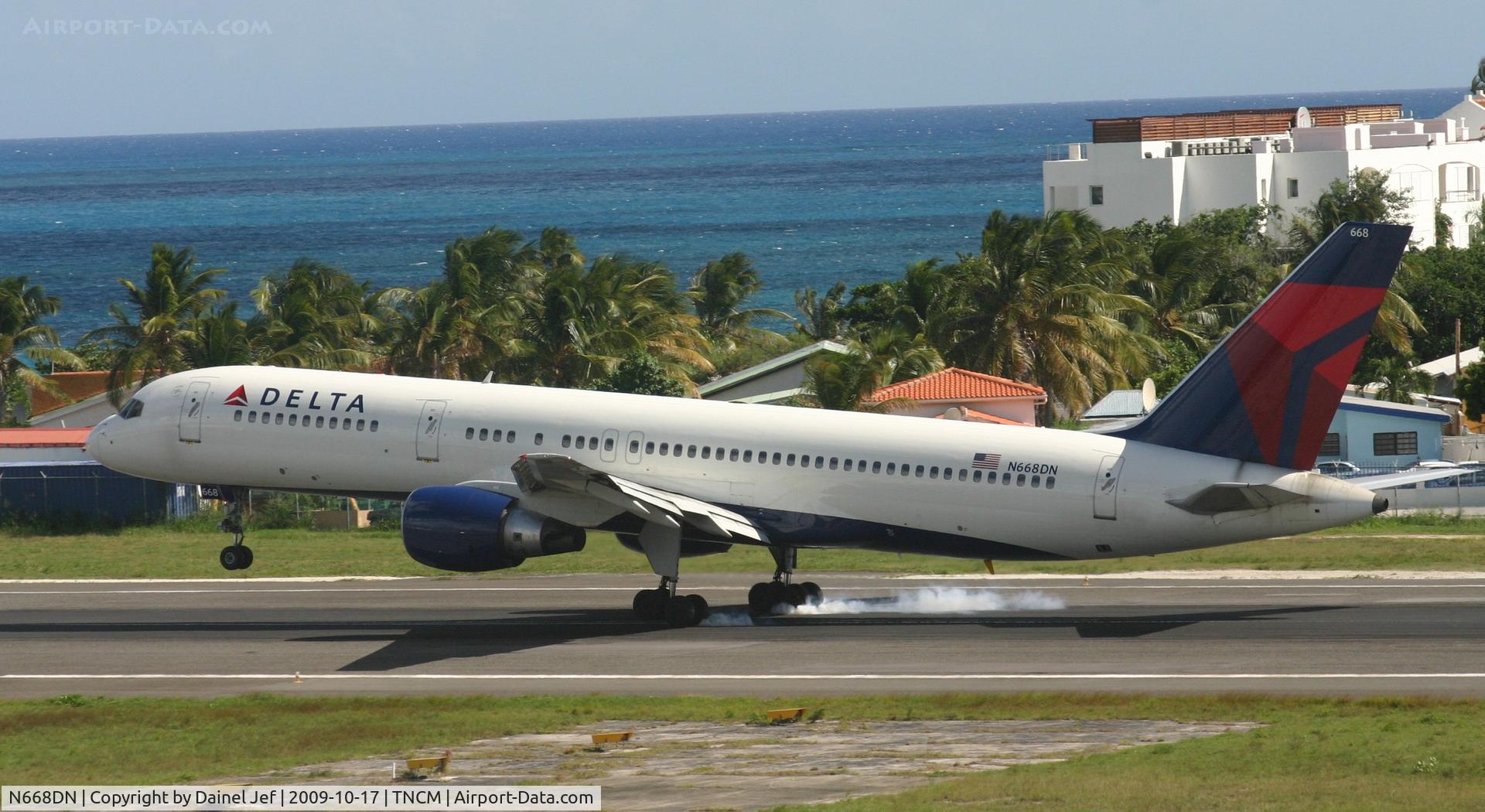 N668DN, 1991 Boeing 757-232 C/N 25141, Touch down runway 10
