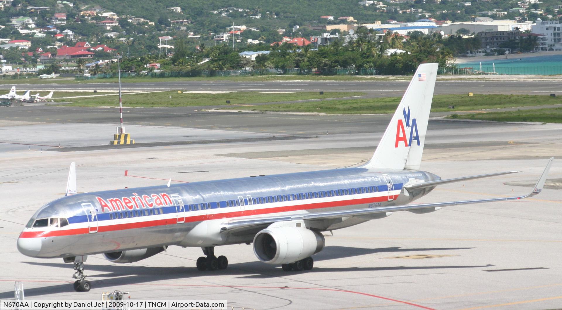 N670AA, 1992 Boeing 757-223 C/N 25335, Taxing to parking