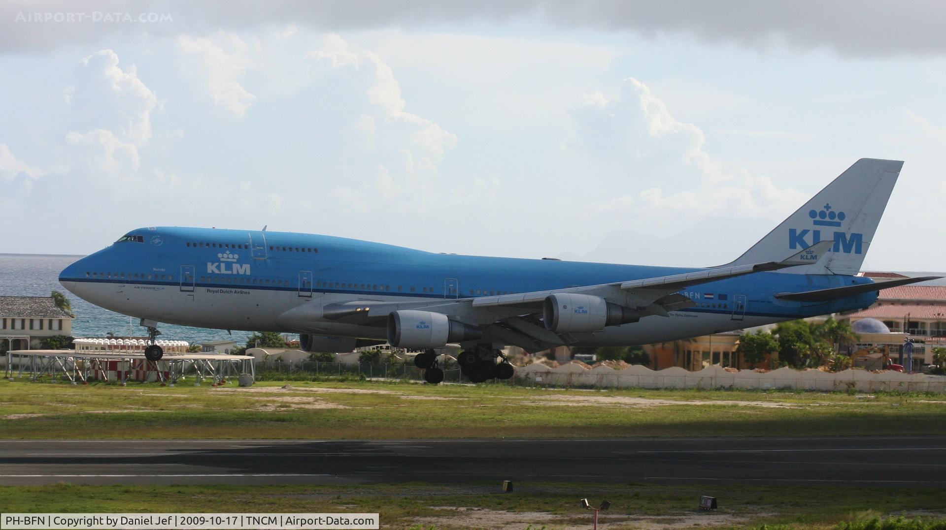PH-BFN, 1993 Boeing 747-406BC C/N 26372, Glidding over the tresh hold
