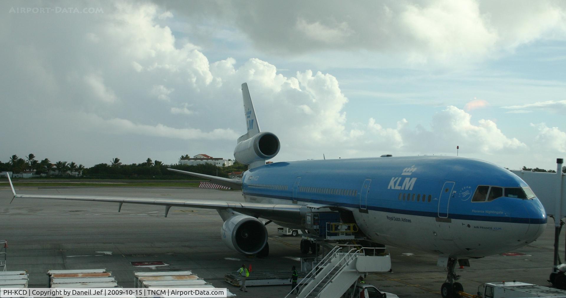 PH-KCD, 1994 McDonnell Douglas MD-11 C/N 48558, KLM at the gate being handle by ground crew