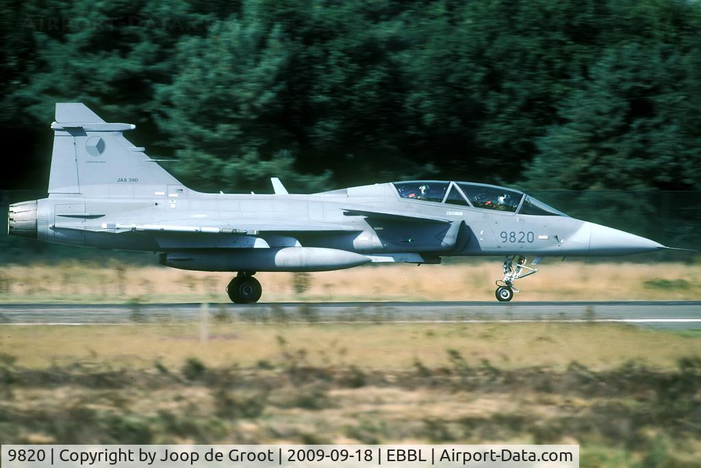 9820, 2005 Saab JAS-39D Gripen C/N 39820, Take off run for the afternoons mission.