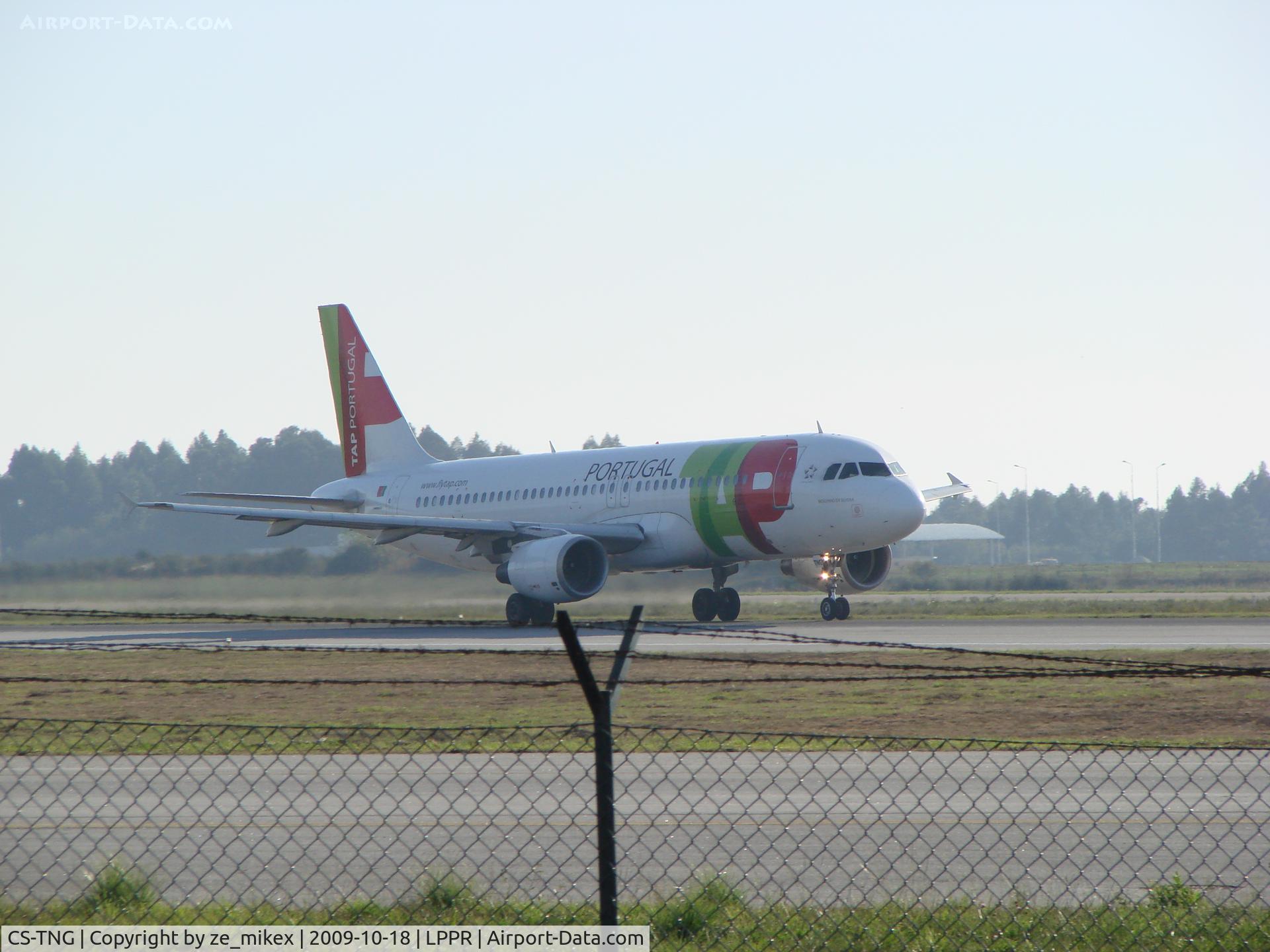CS-TNG, 1998 Airbus A320-214 C/N 945, TAP taking off