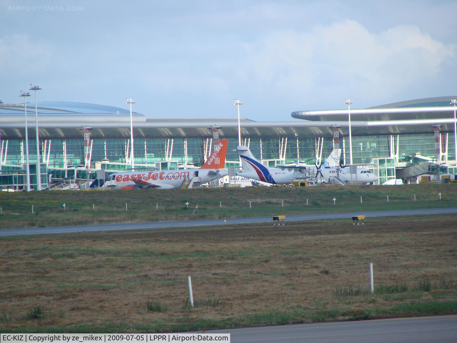 EC-KIZ, 1990 ATR 72-202 C/N 204, ATR ATR-72-202(F)  parked