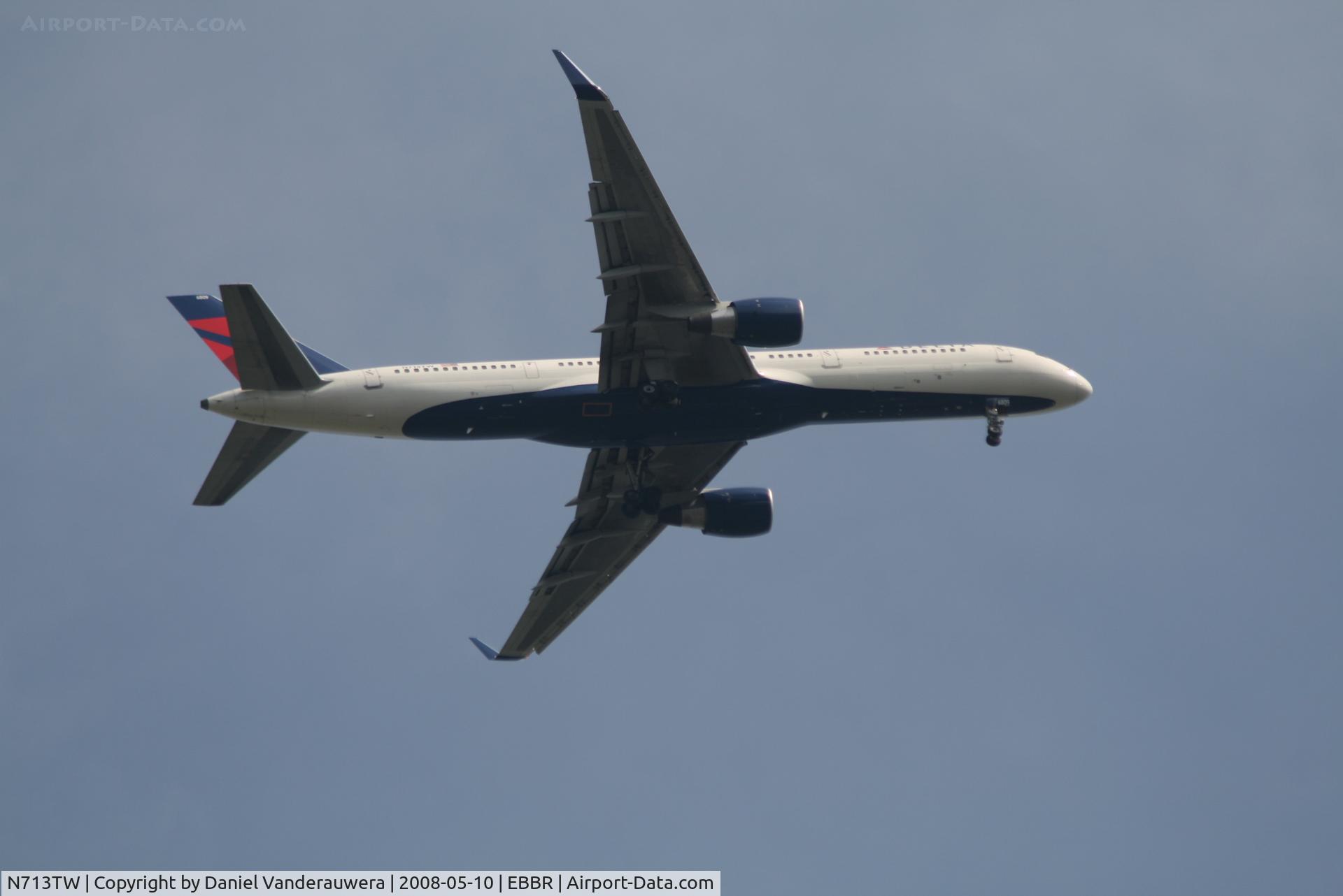 N713TW, 1997 Boeing 757-2Q8 C/N 28173, Approach to rwy 07L or 07R