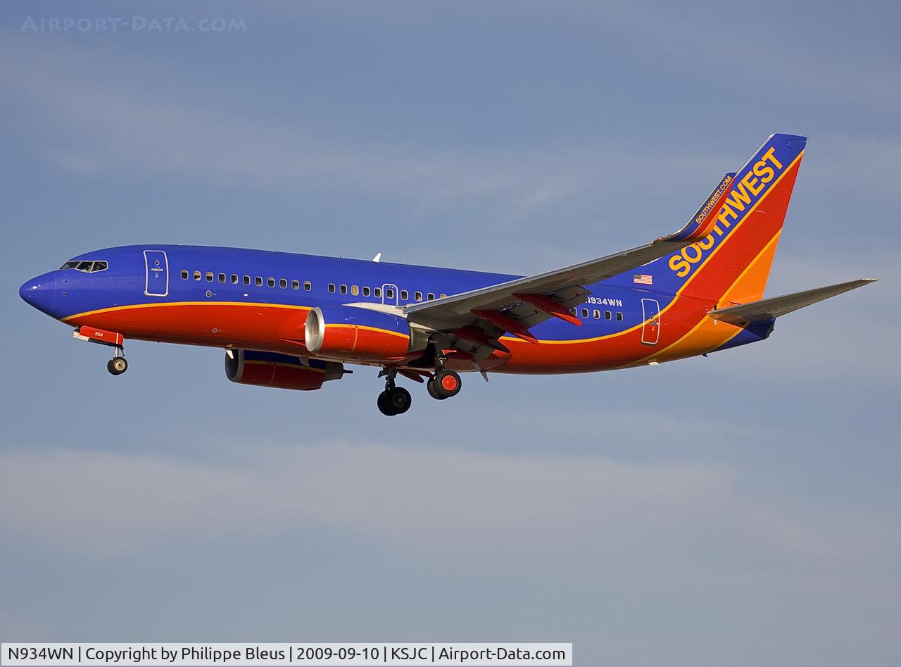 N934WN, 2009 Boeing 737-7H4 C/N 36642, Short final rwy 30L.