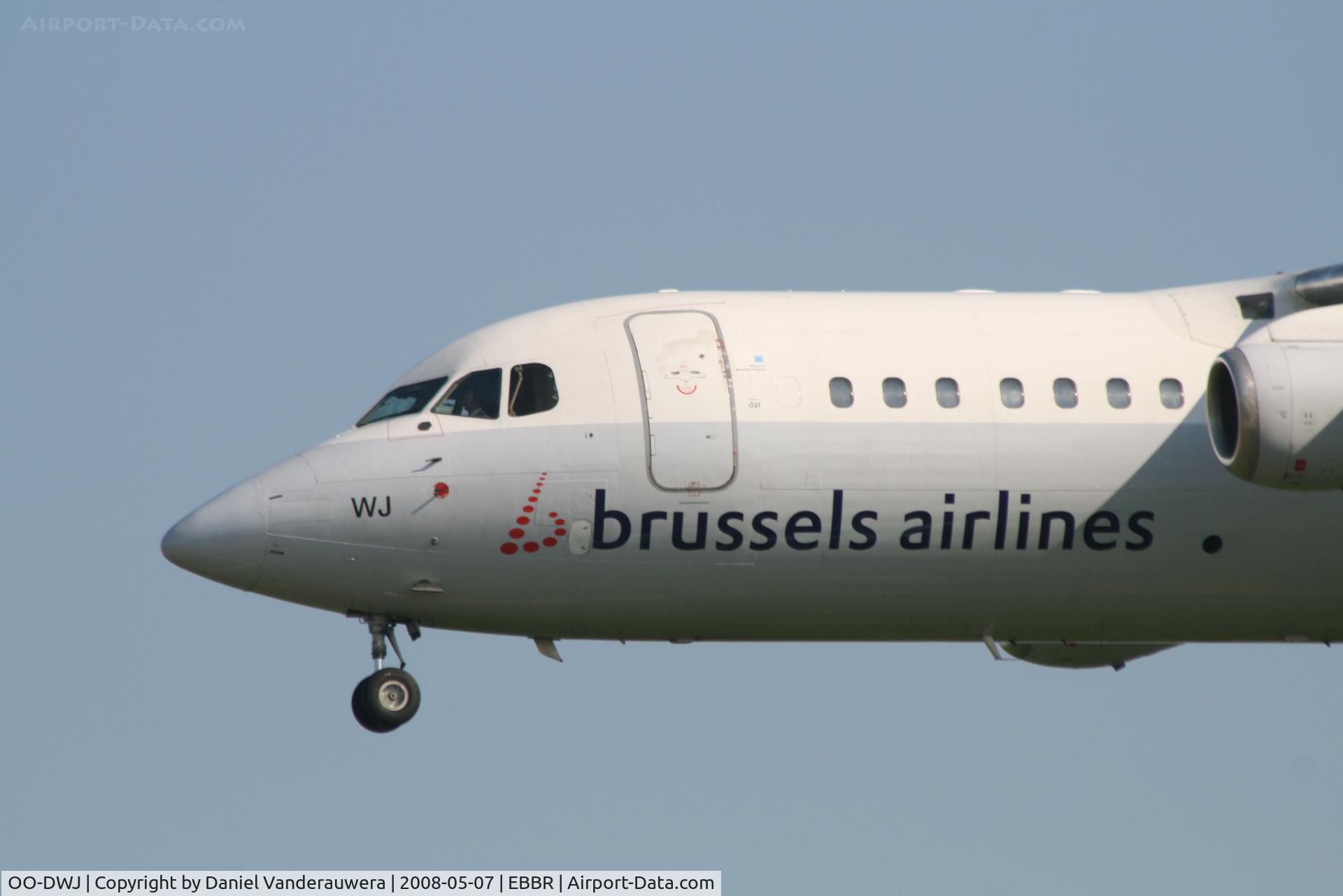 OO-DWJ, 1999 British Aerospace Avro 146-RJ100 C/N E3355, arrival of flight SN2808 to rwy 25L
