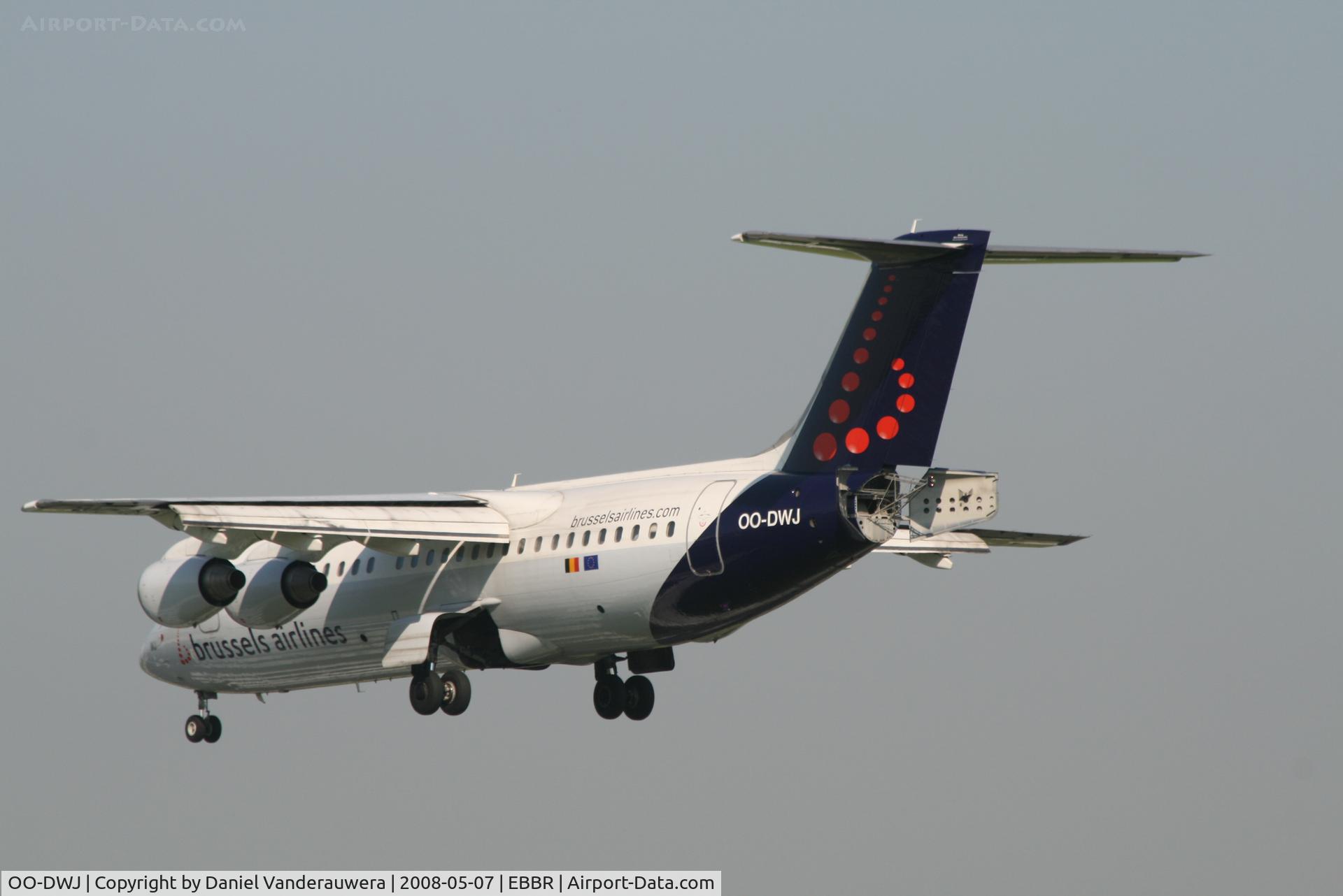 OO-DWJ, 1999 British Aerospace Avro 146-RJ100 C/N E3355, flight SN2808 is descending to rwy 25L