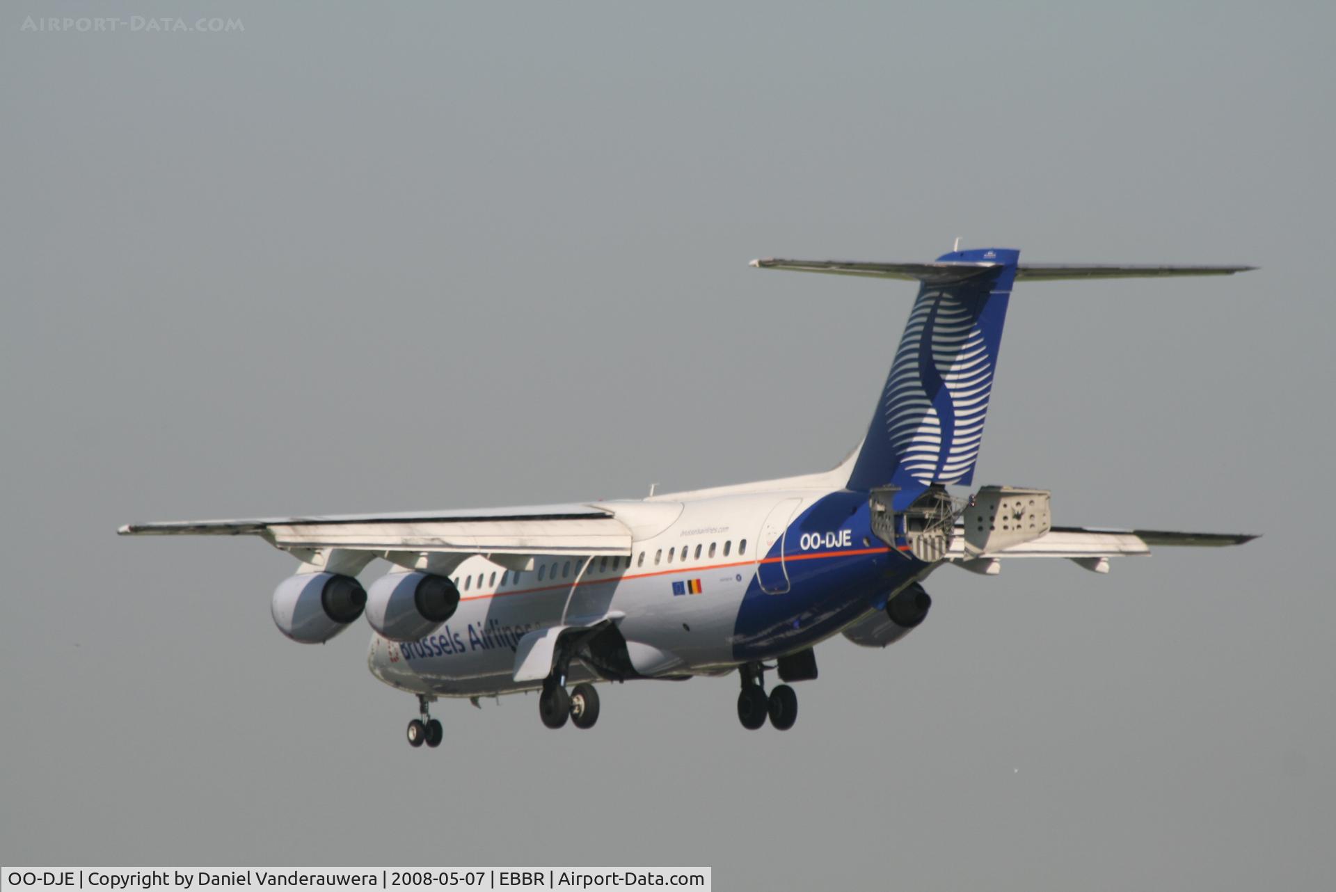 OO-DJE, 1990 British Aerospace BAe.146-200 C/N E2164, several seconds before landing on rwy 25L