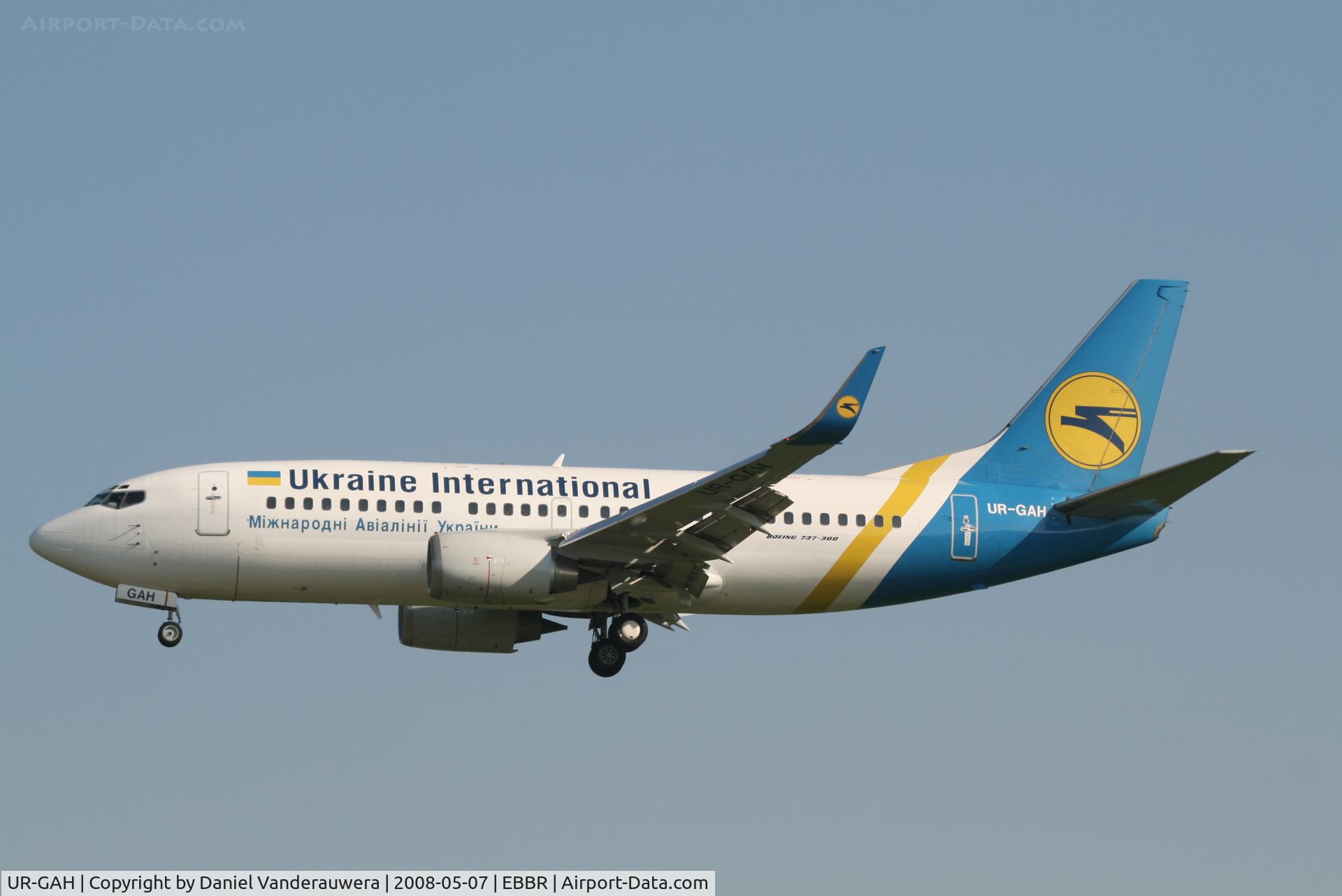 UR-GAH, 1999 Boeing 737-32Q C/N 29130, flight PS901 is descending to rwy 25L