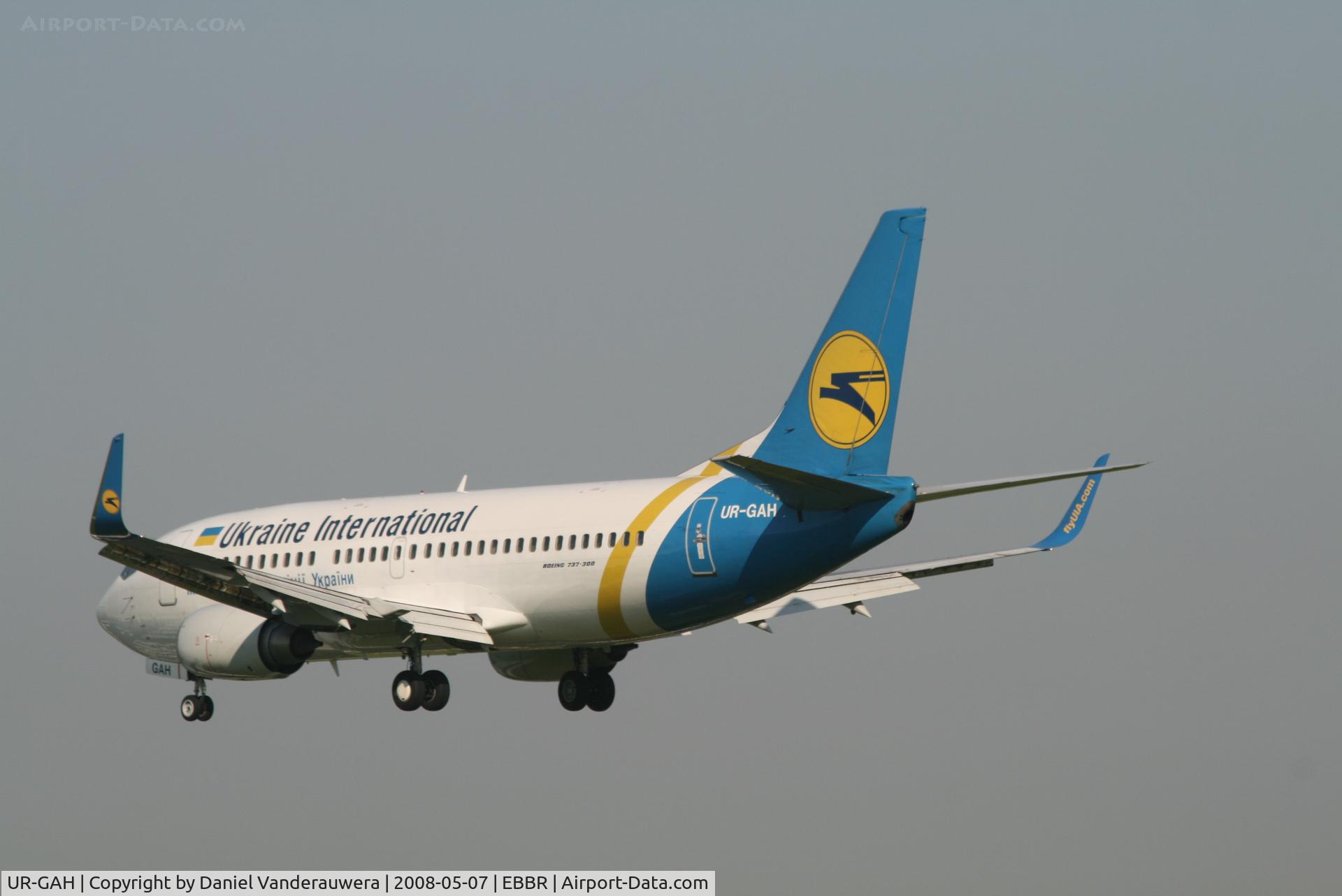 UR-GAH, 1999 Boeing 737-32Q C/N 29130, several seconds before landing on rwy 25L