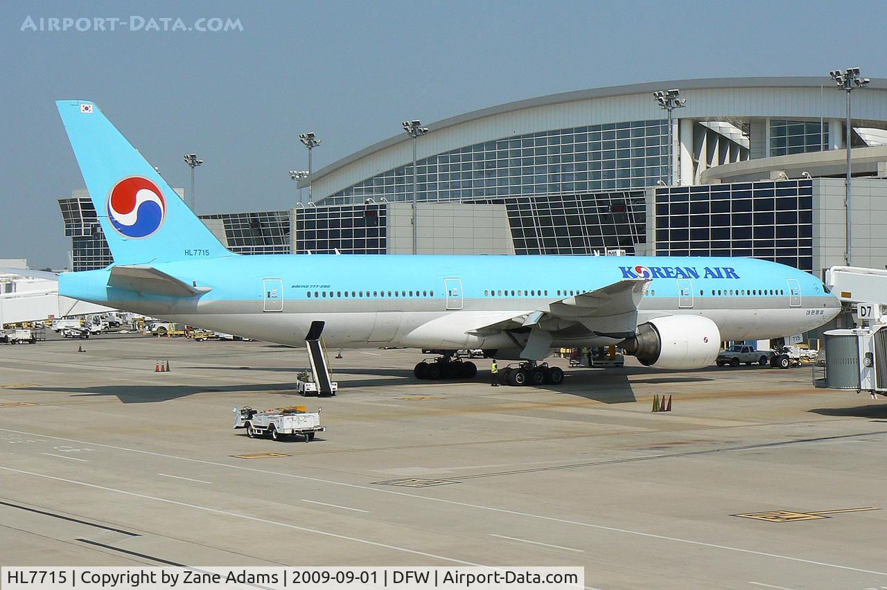 HL7715, 2002 Boeing 777-2B5/ER C/N 28372, Korean Air 777 at the gate