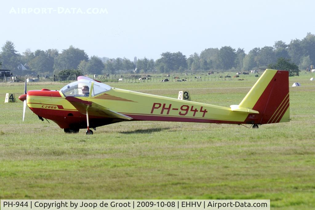 PH-944, Scheibe SF-25C Falke C/N 44520, rolling to the end of the Hilversum runway.