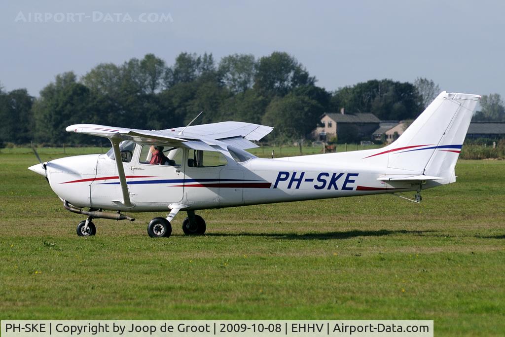 PH-SKE, 1981 Cessna 172P C/N 17274730, nice view on the grass taxiway