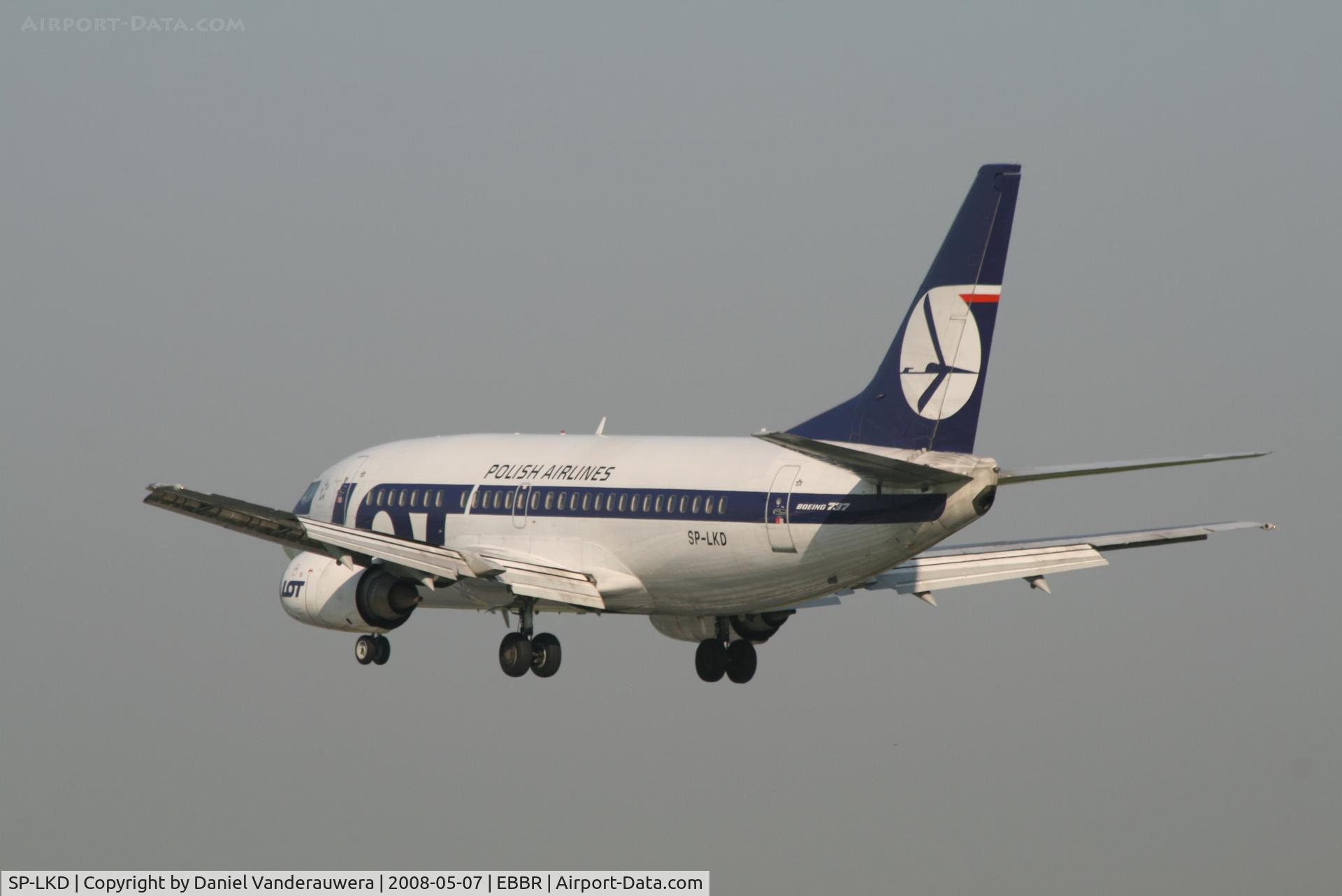 SP-LKD, 1992 Boeing 737-55D C/N 27419, flight LO235 is descending to rwy 25L