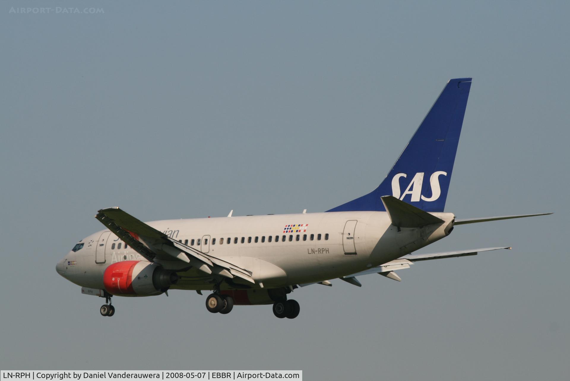 LN-RPH, 1999 Boeing 737-683 C/N 28605, flight SK4743 is descending to rwy 25L