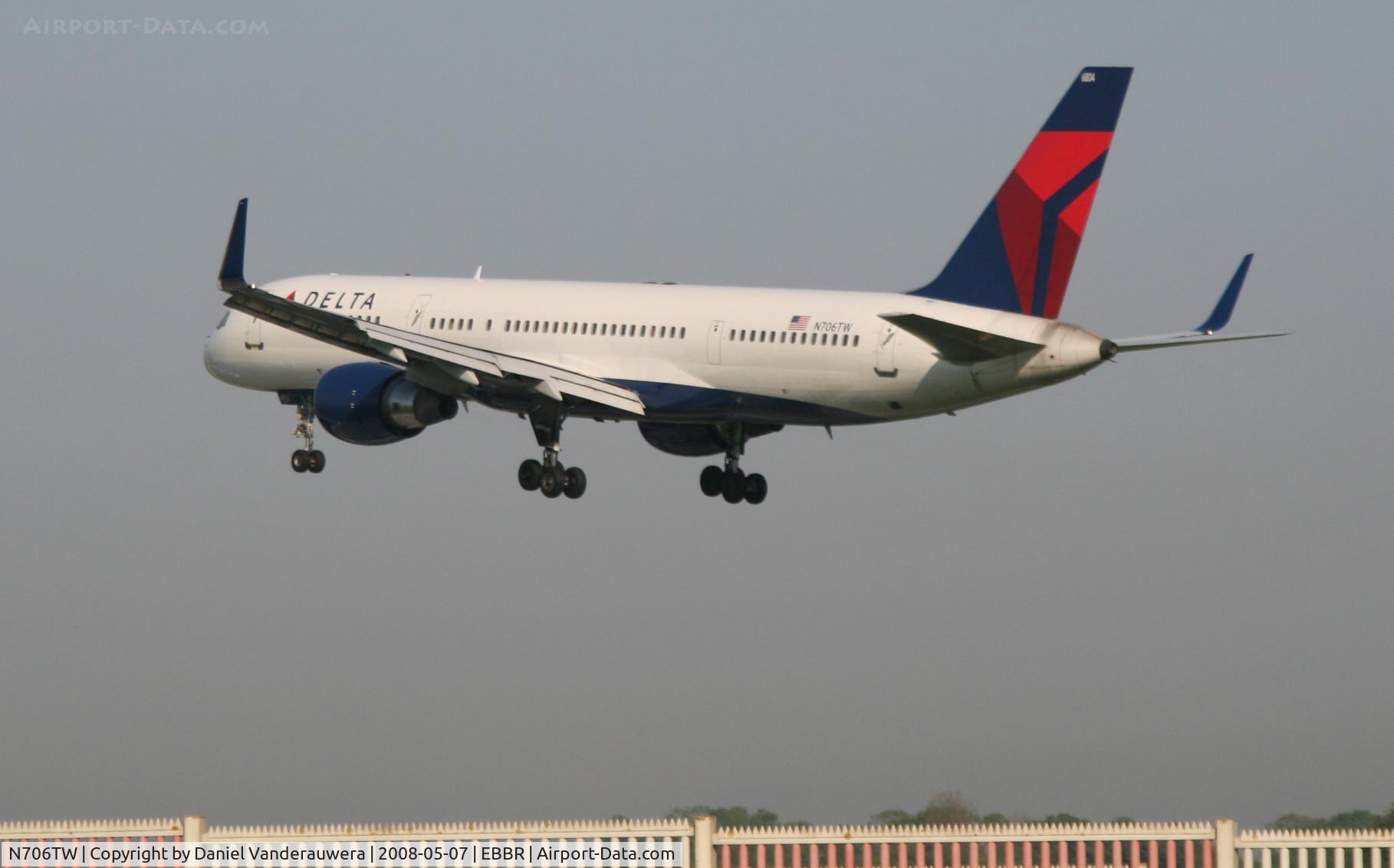N706TW, 1997 Boeing 757-2Q8 C/N 28165, flight DL140 is descending to rwy 25L