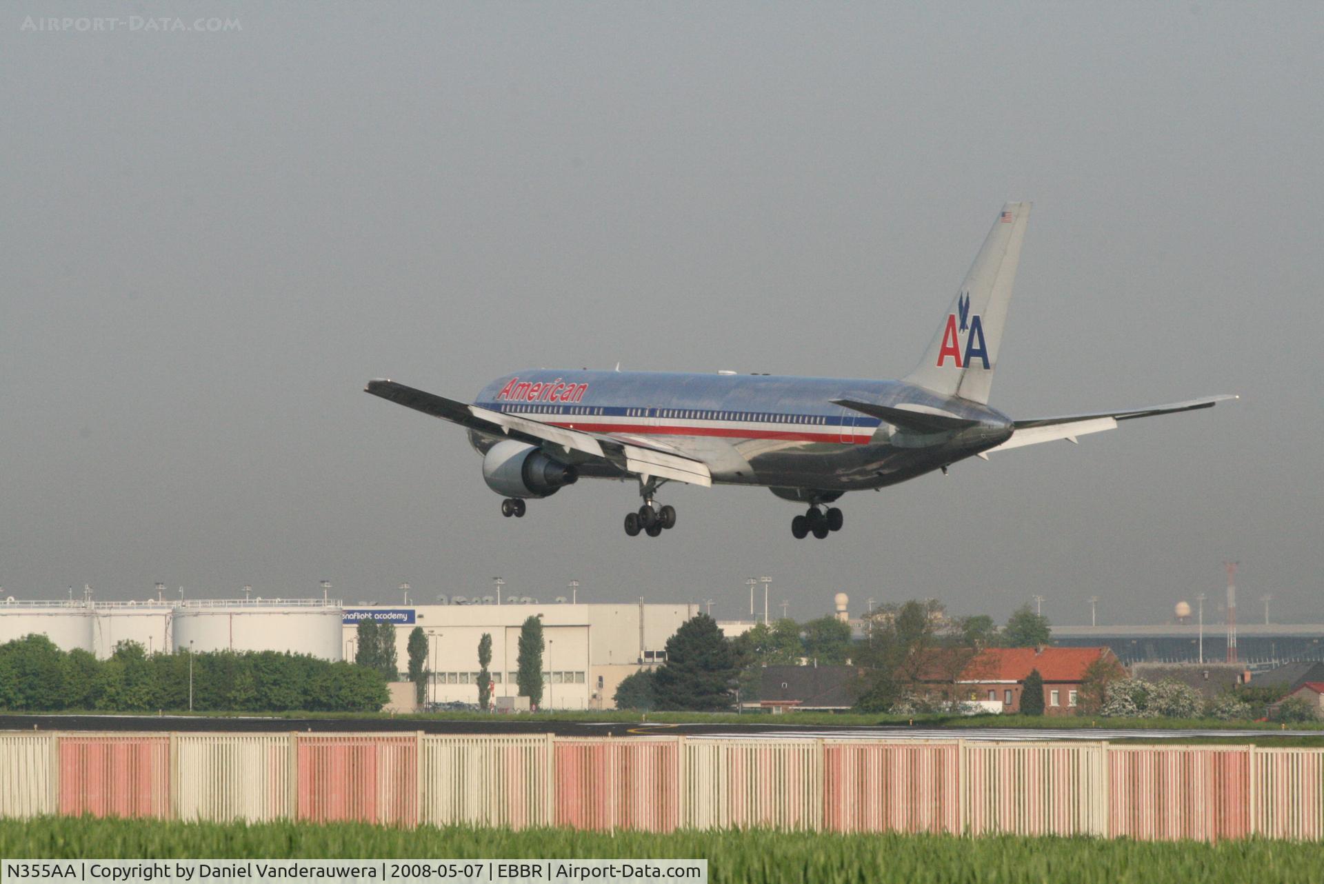 N355AA, 1988 Boeing 767-323/ER C/N 24036, flight AA088 is descending to rwy 25L