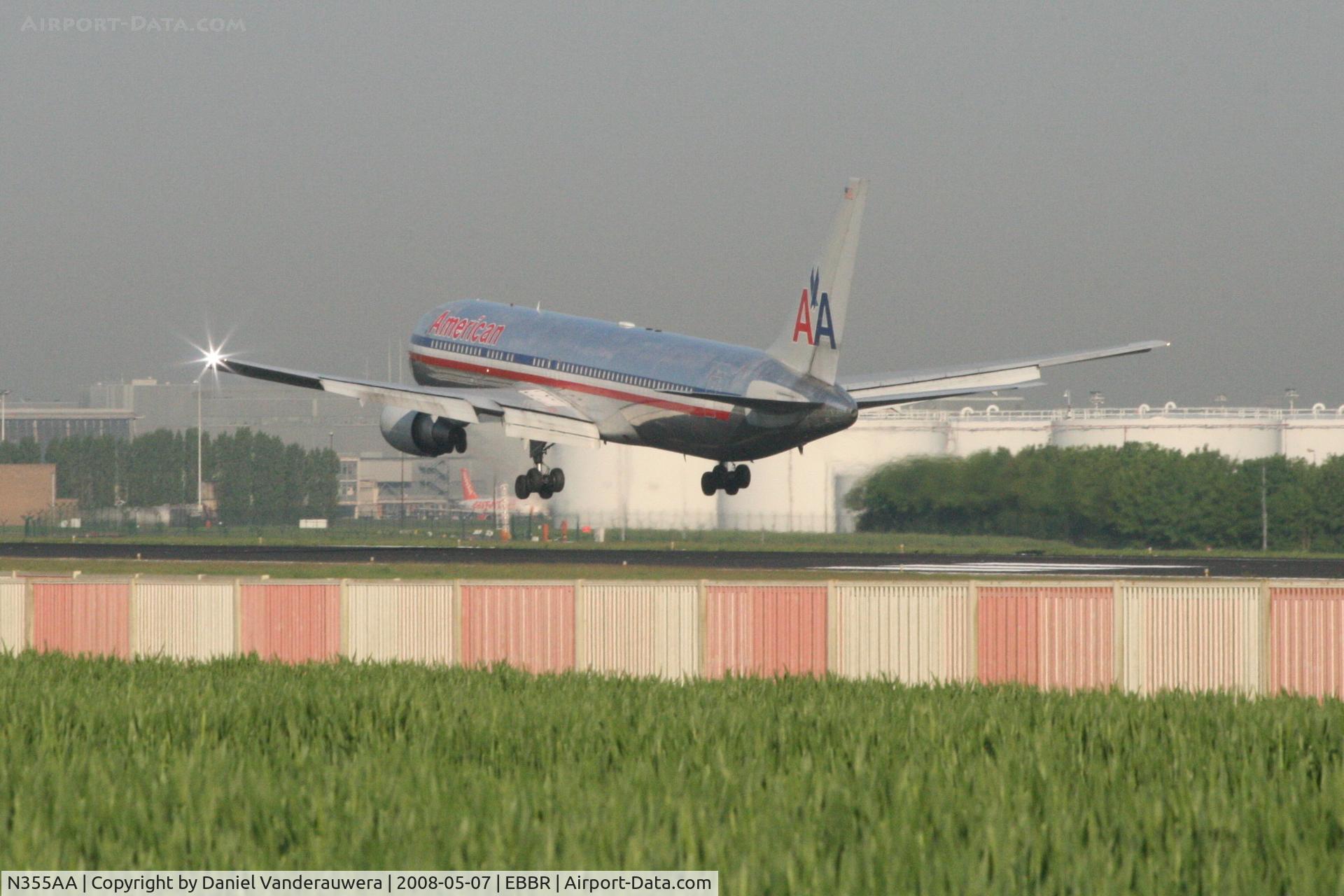 N355AA, 1988 Boeing 767-323/ER C/N 24036, several seconds before landing on rwy 25L