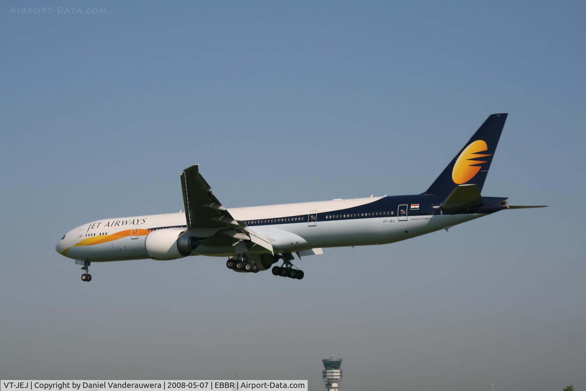 VT-JEJ, 2007 Boeing 777-35R/ER C/N 35161, flight 9W229 is descending to rwy 25L