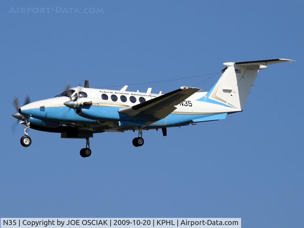 N35, 1976 Beech 200 King Air C/N BB-88, Landing at PHL