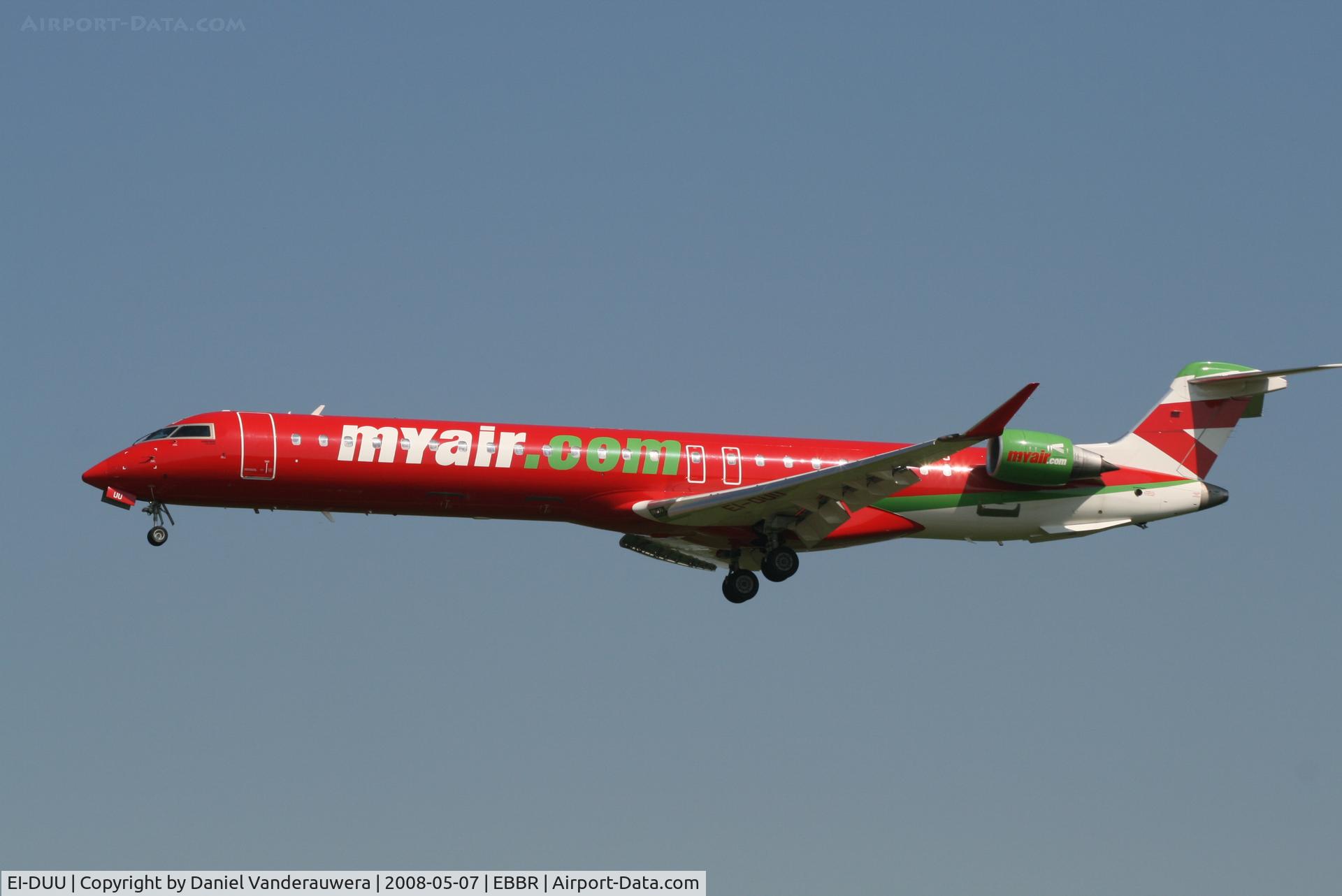 EI-DUU, 2007 Canadair CRJ-900X (CL-600-2D24) C/N 15102, descending to rwy 25L