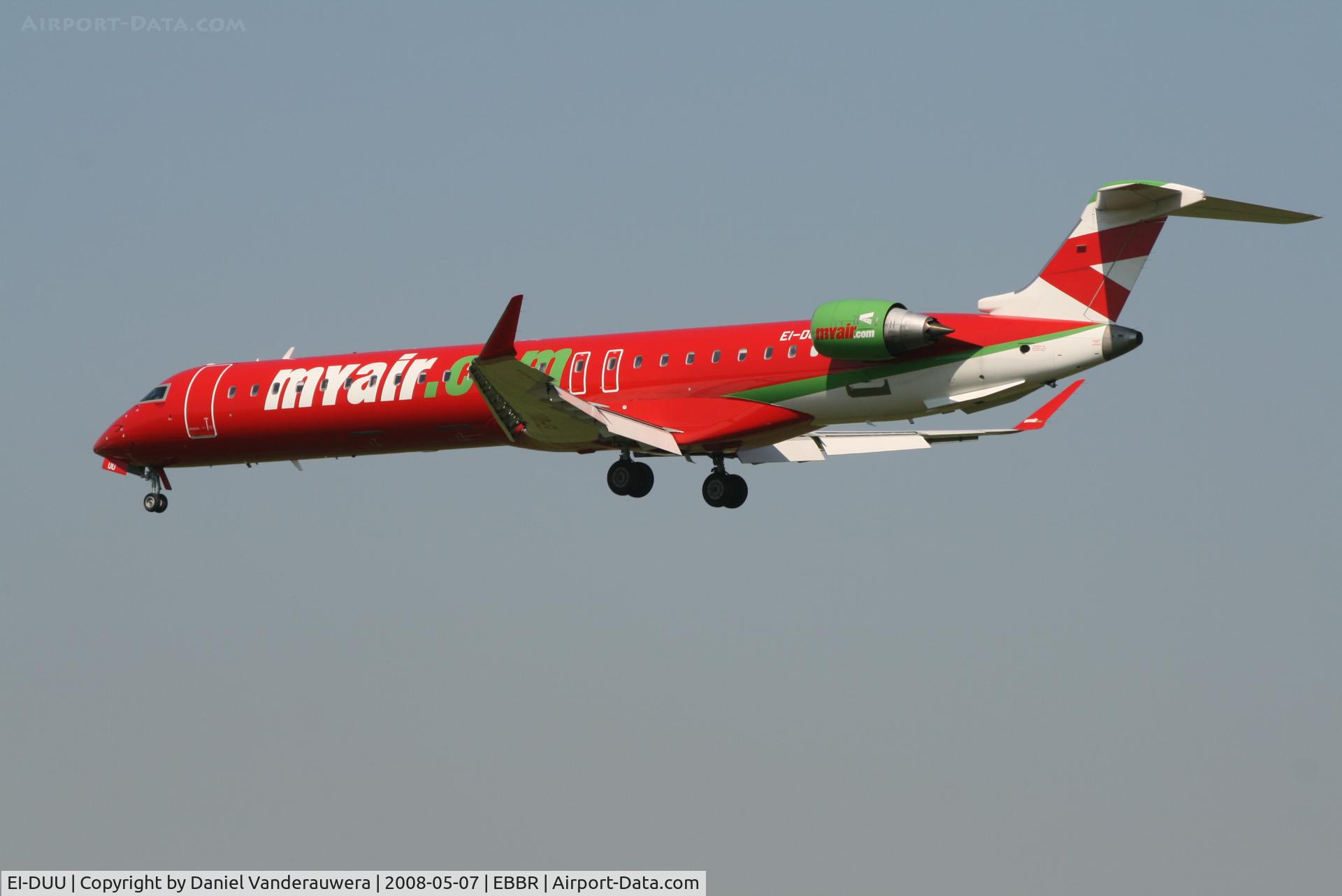 EI-DUU, 2007 Canadair CRJ-900X (CL-600-2D24) C/N 15102, flight 8I6400 is descending to rwy 25L