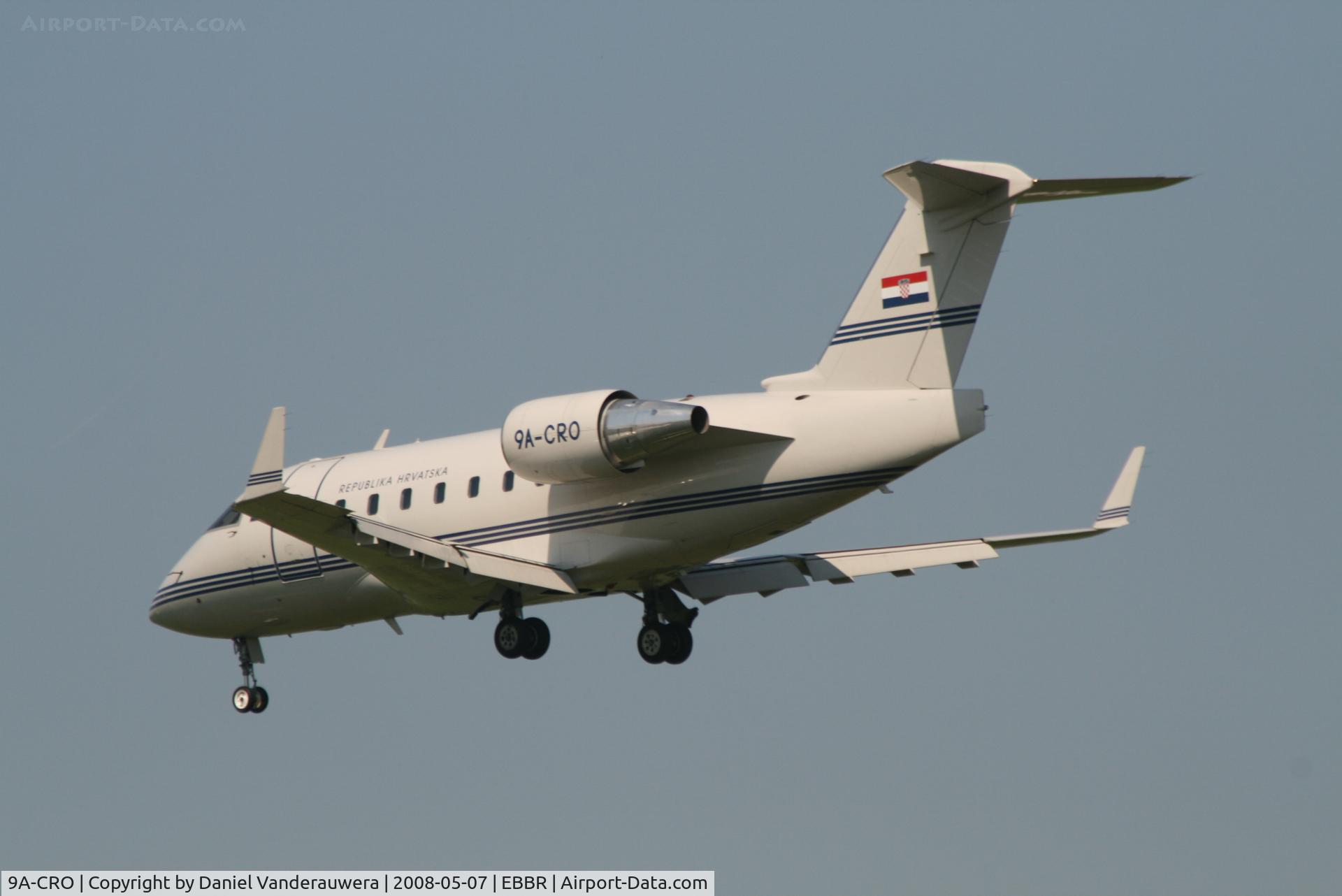 9A-CRO, 1996 Canadair Challenger 604 (CL-600-2B16) C/N 5322, descending to rwy 25L