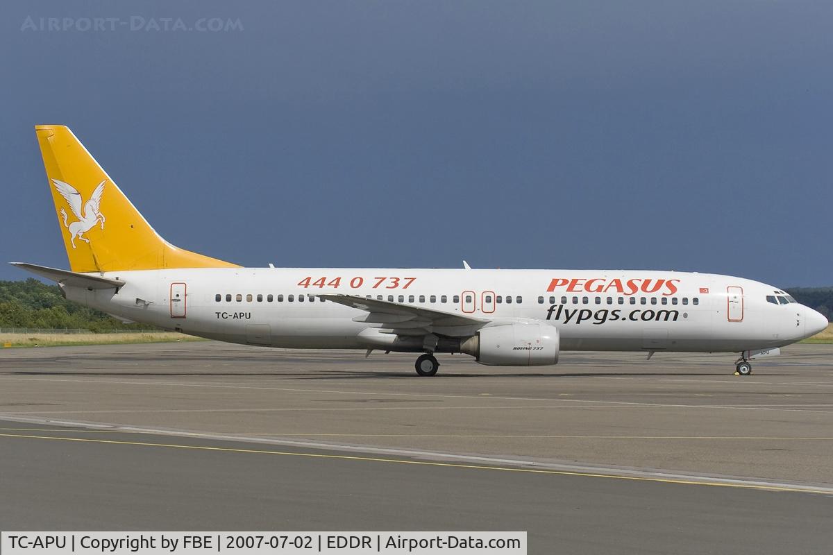 TC-APU, 2001 Boeing 737-82R C/N 29344, quiet scene prior boarding