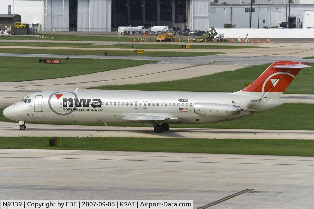 N9339, 1969 Douglas DC-9-31 C/N 47382, taxying to the holding point