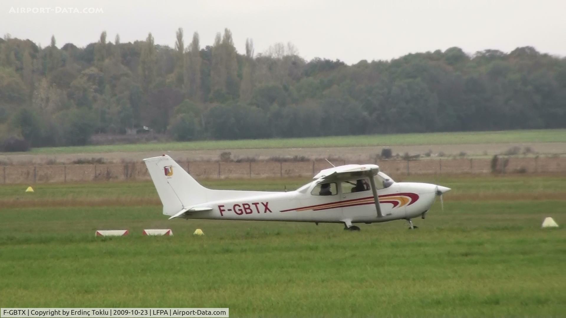 F-GBTX, Reims F172M Skyhawk Skyhawk C/N 1492, Holding short of 28-grass at Persan