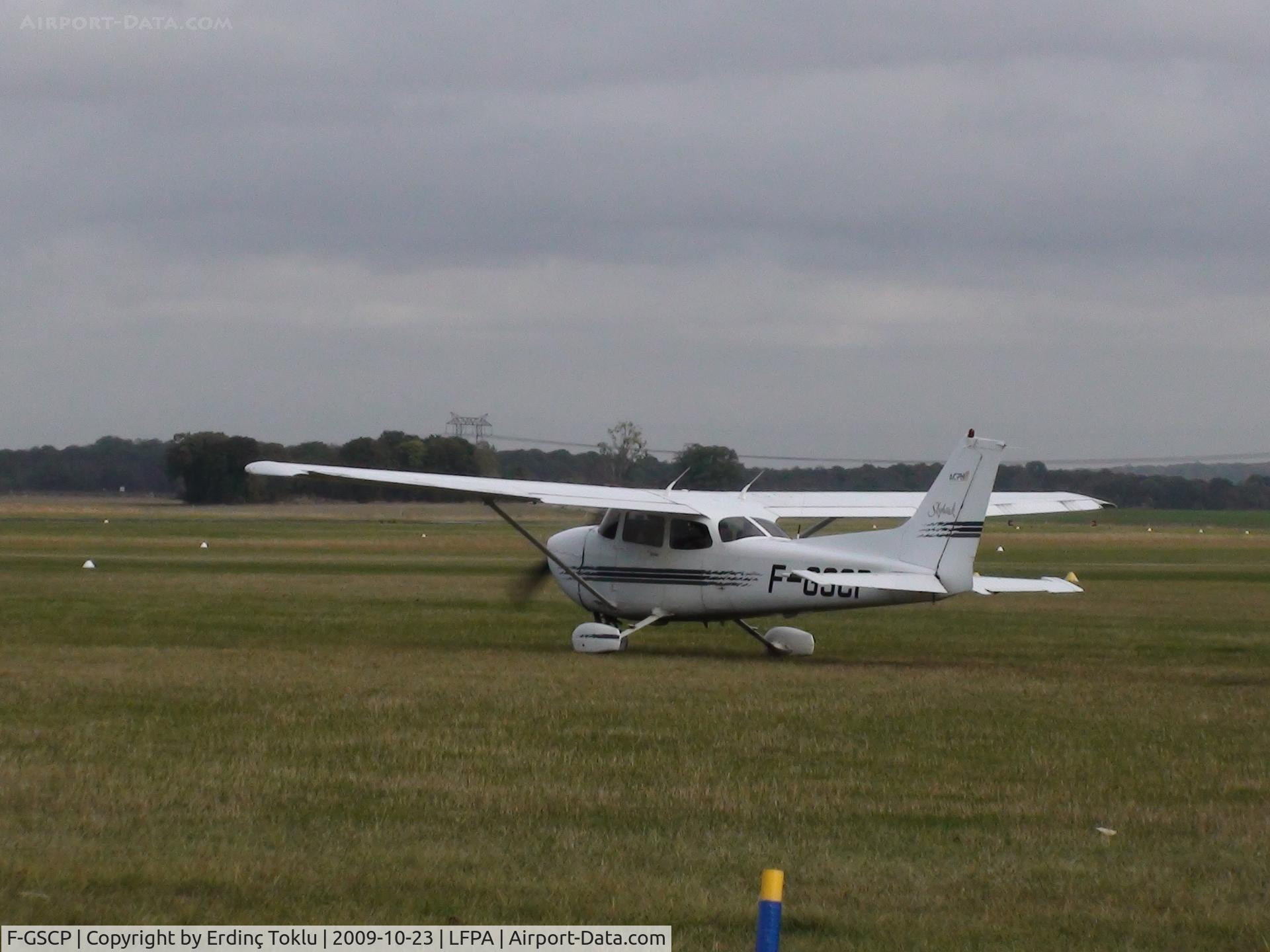F-GSCP, Cessna 172R C/N 172-80170, Taxiing to 28 grass at Persan