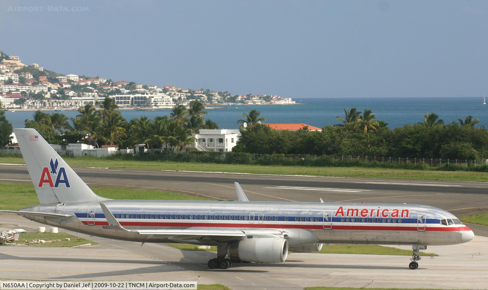 N650AA, 1991 Boeing 757-223 C/N 24608, taxing to holding point A