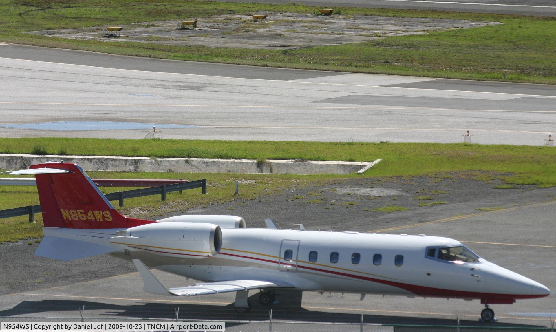 N954WS, Learjet Inc 60 C/N 271, Hopper jet 54 park at the cargo ramp