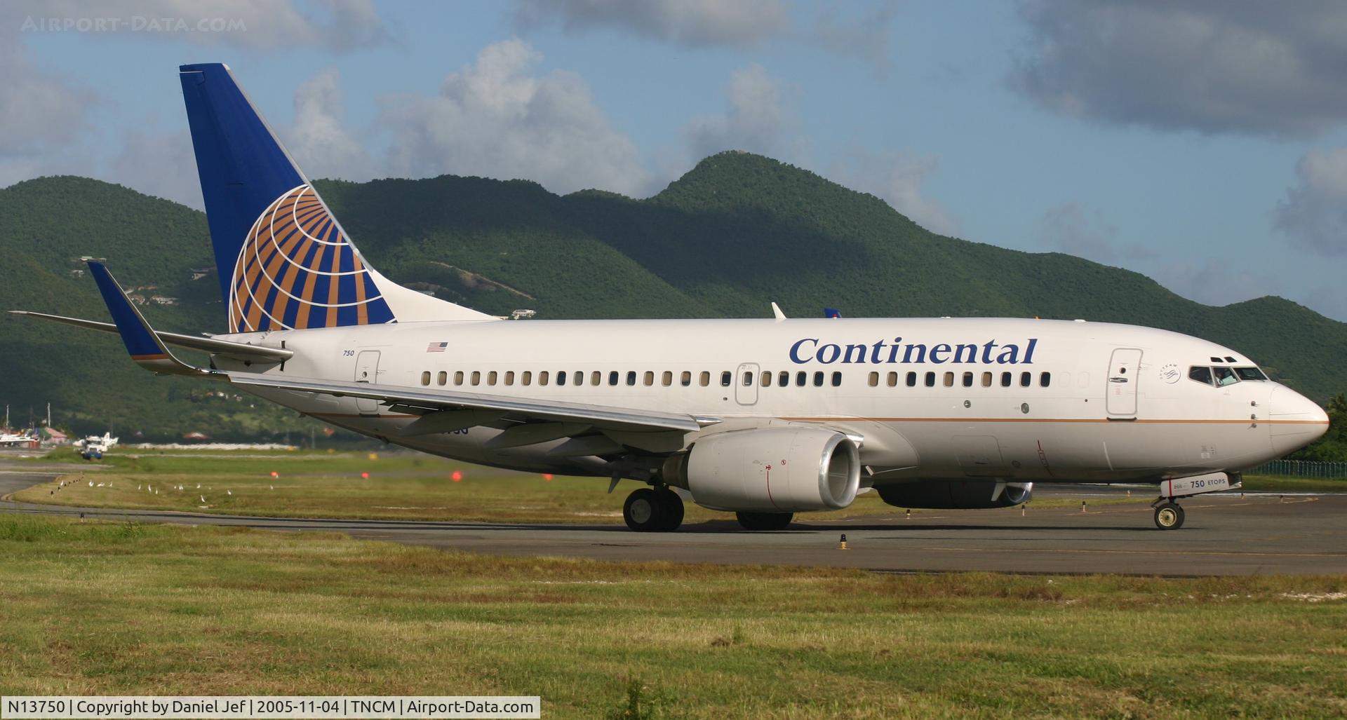 N13750, 1999 Boeing 737-724 C/N 28941, taxing for take off