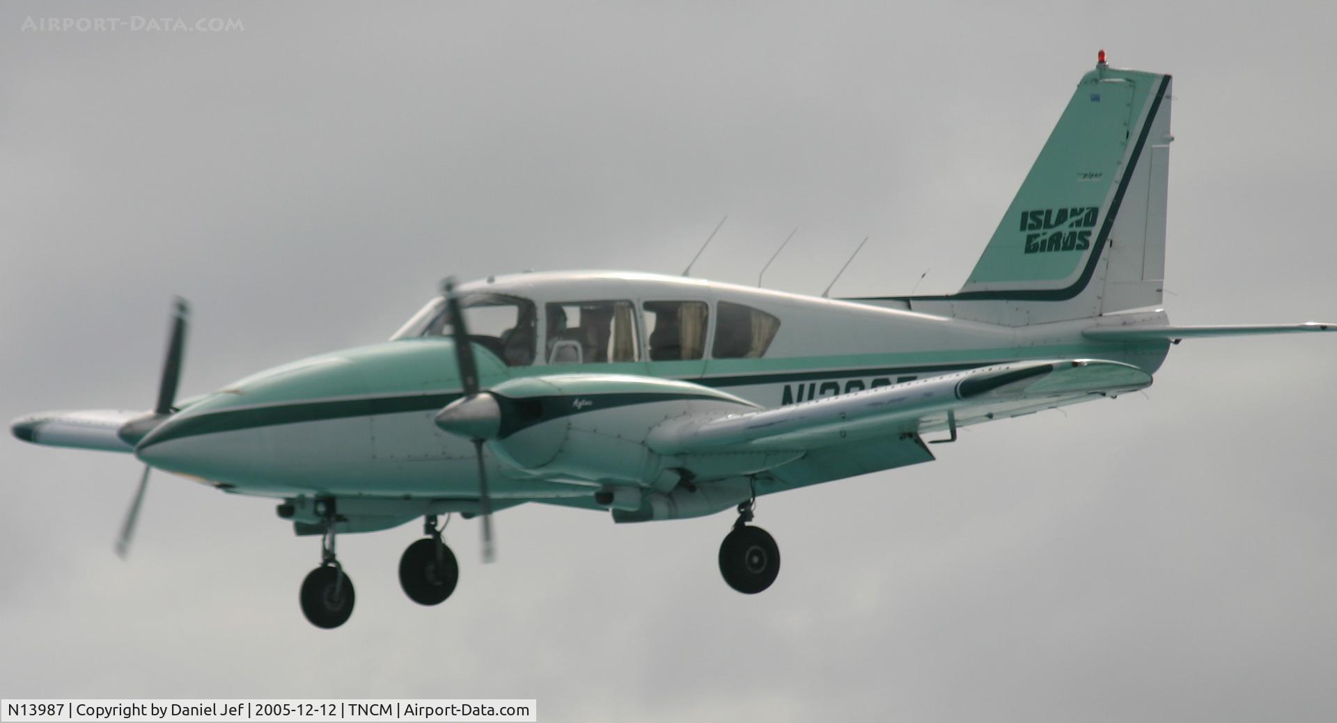 N13987, 1971 Piper PA-23-250 Aztec C/N 27-4605, Landing