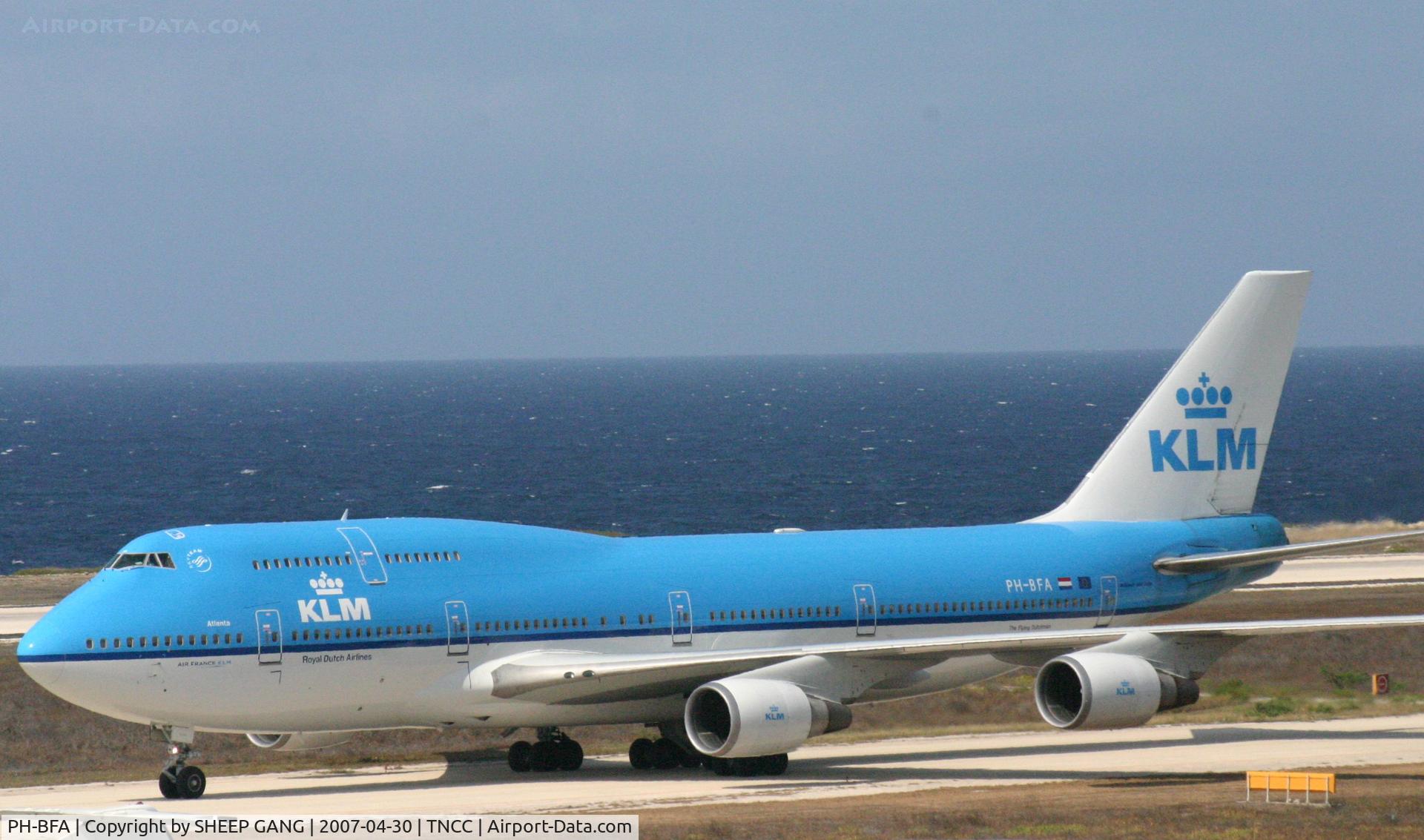 PH-BFA, 1989 Boeing 747-406 C/N 23999, Taxing to parking