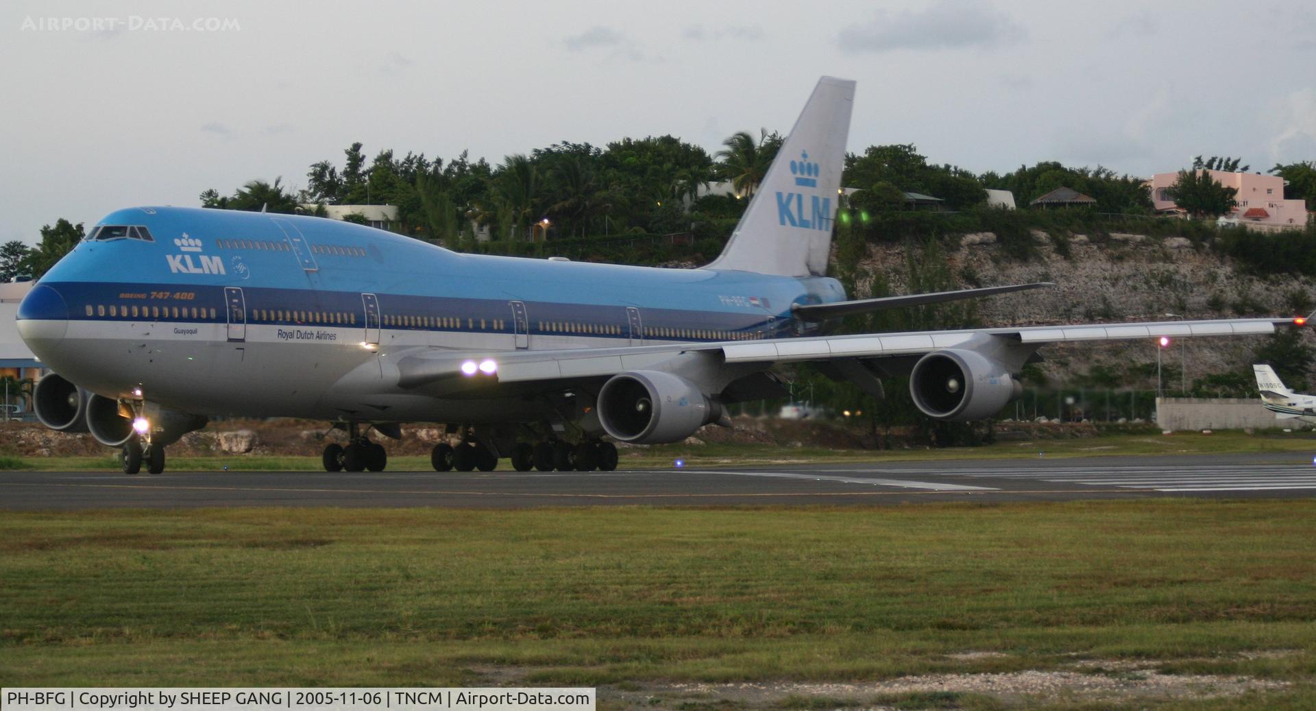 PH-BFG, 1990 Boeing 747-406 C/N 24517, taxing to takeoff