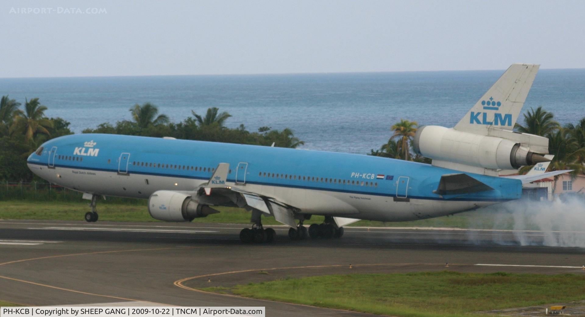 PH-KCB, 1994 McDonnell Douglas MD-11 C/N 48556, lots of tires