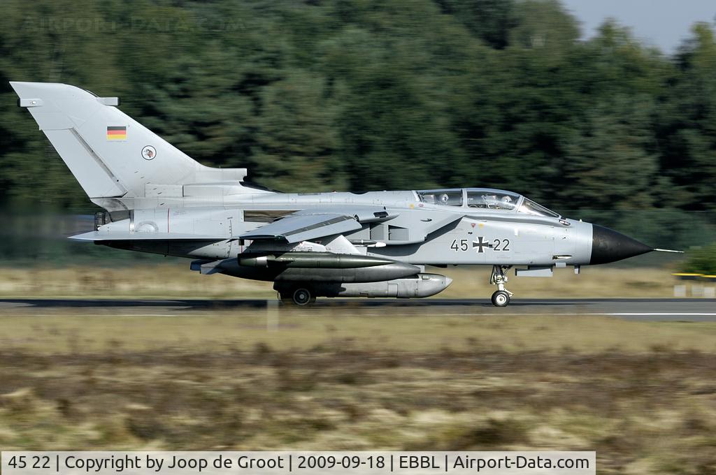 45 22, Panavia Tornado IDS C/N 558/GS170/4222, This Tiger meet participant was fitted with the long range DASA recce pod.