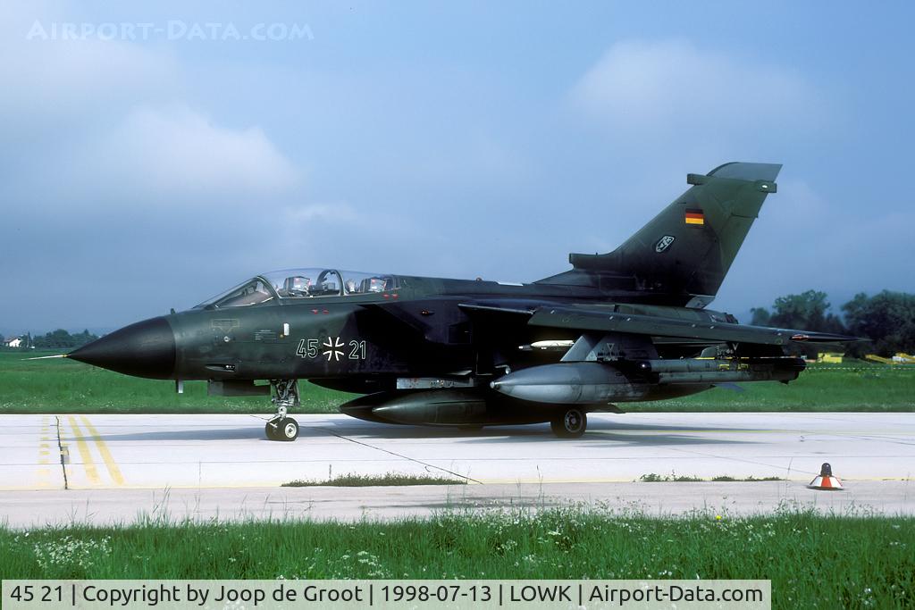 45 21, Panavia Tornado IDS C/N 554/GS169/4221, JBG 33 was present at the 1998 Klagenfurt airshow with this green Tornado.
