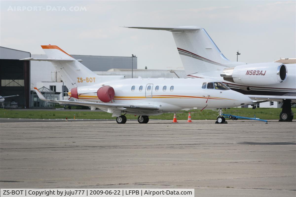 ZS-BOT, 2007 Hawker Beechcraft 900XP C/N HA-0032, on transit at Le Bourget