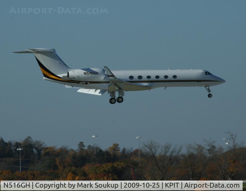 N516GH, 1998 Gulfstream Aerospace G-V C/N 553, Coming into KPIT for Steeler Game